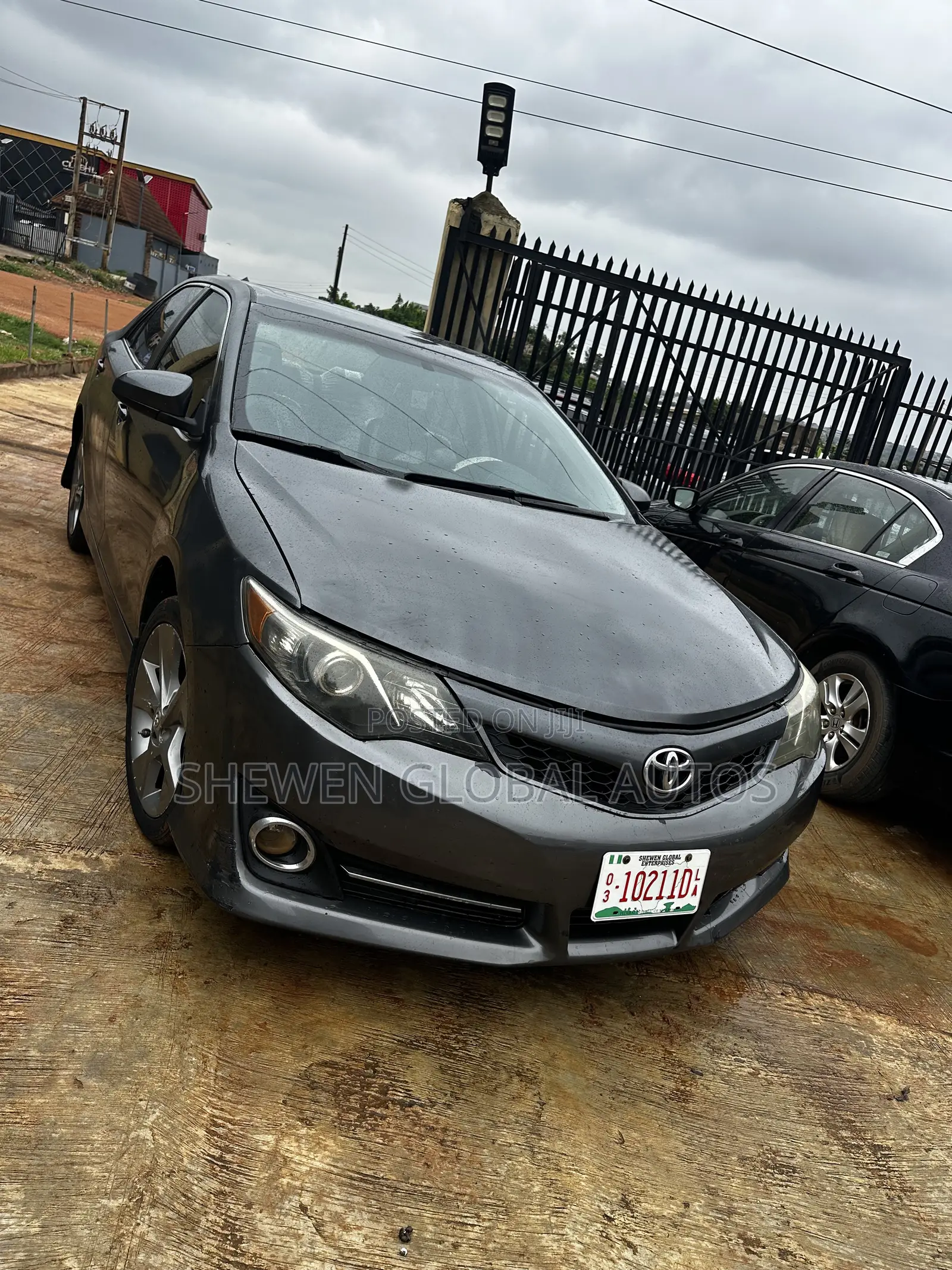 Toyota Camry SE V6 4dr Sedan (3.5L 6cyl 6A) 2013 Gray