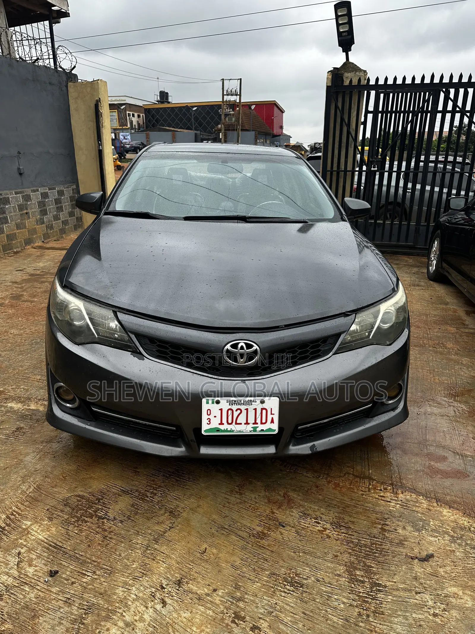 Toyota Camry SE V6 4dr Sedan (3.5L 6cyl 6A) 2013 Gray
