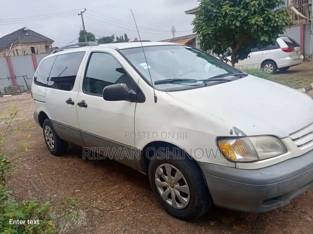 Toyota Sienna 2001 White