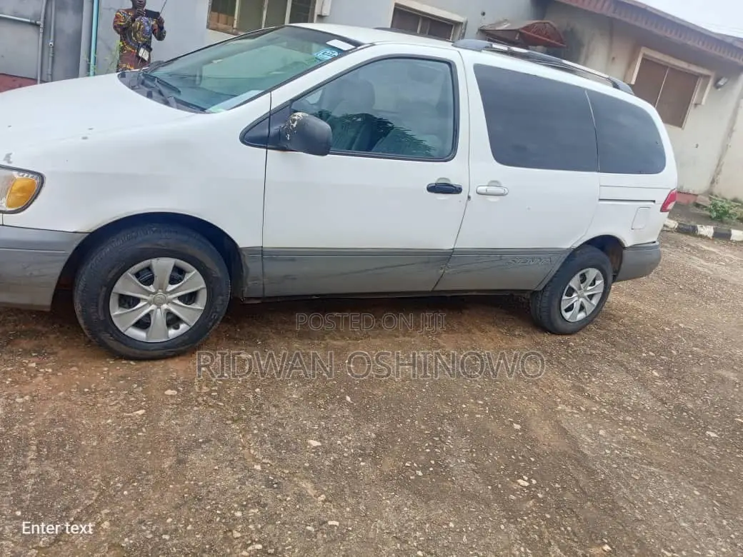 Toyota Sienna 2001 White