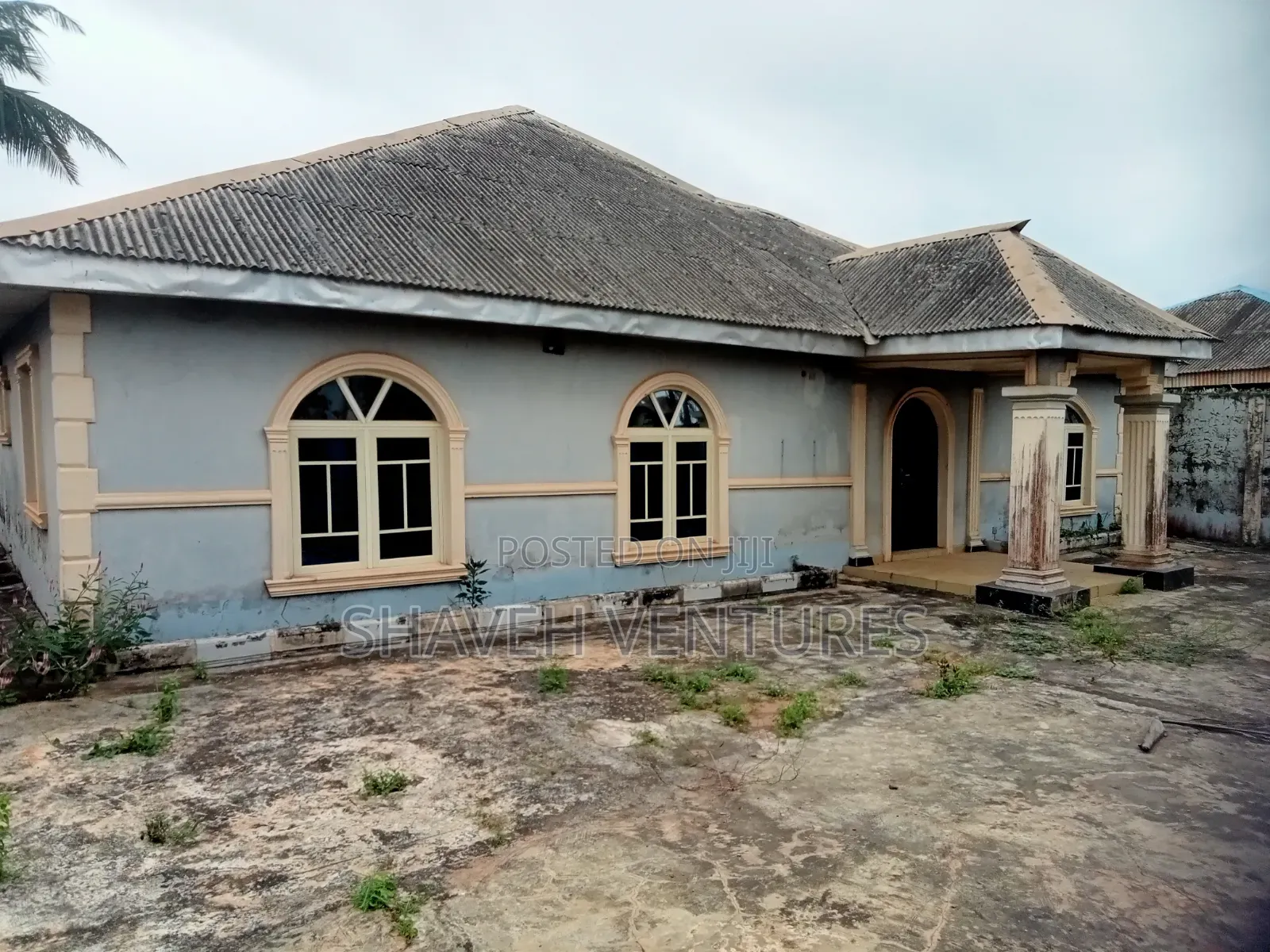 5bdrm Bungalow in Water Water Ado Ota for rent