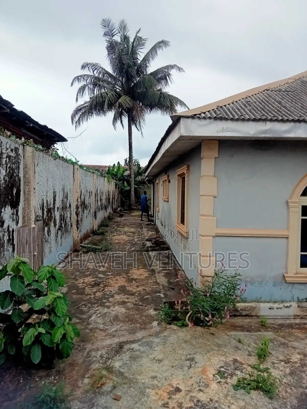 5bdrm Bungalow in Water Water Ado Ota for rent
