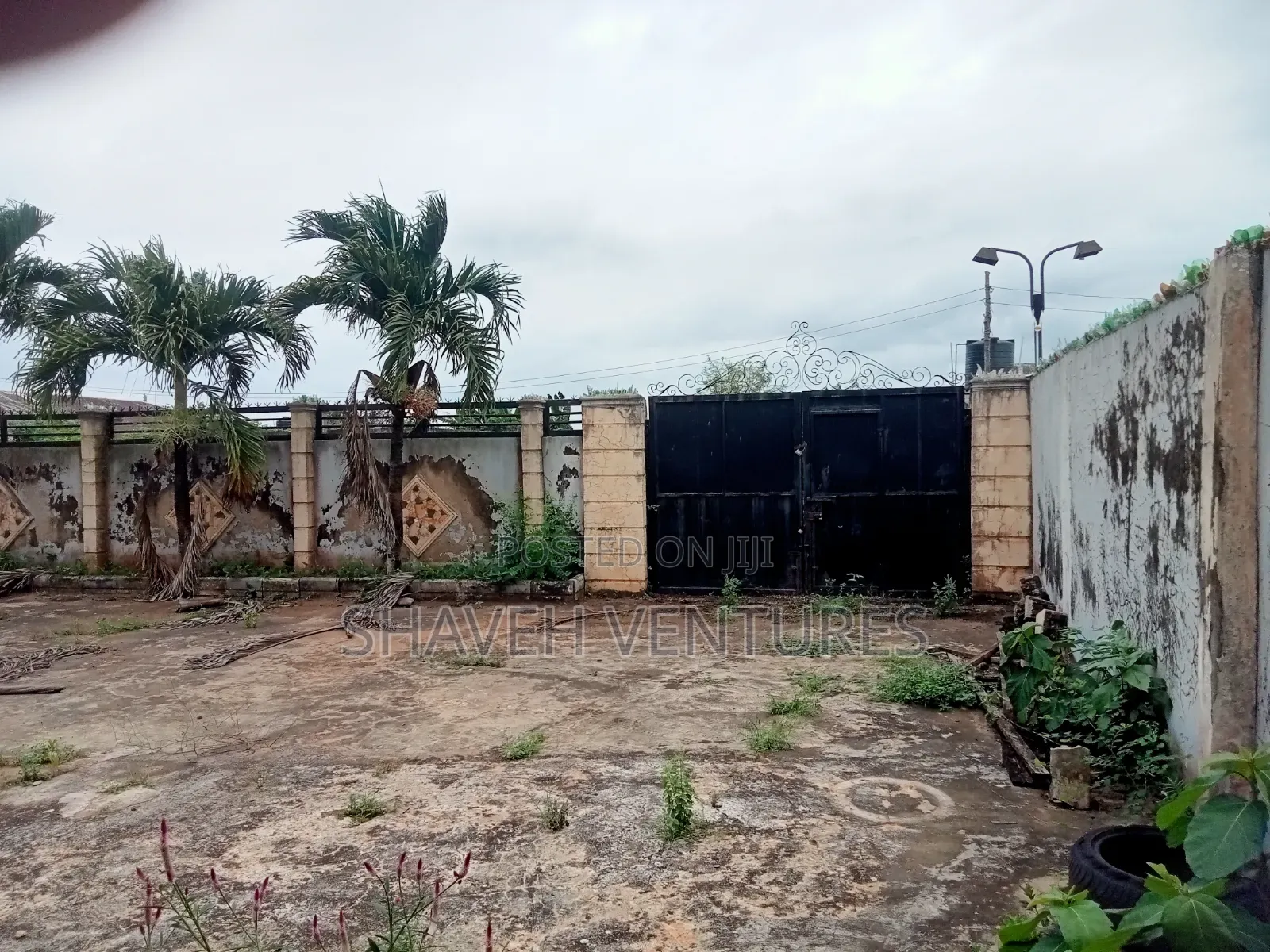 5bdrm Bungalow in Water Water Ado Ota for rent