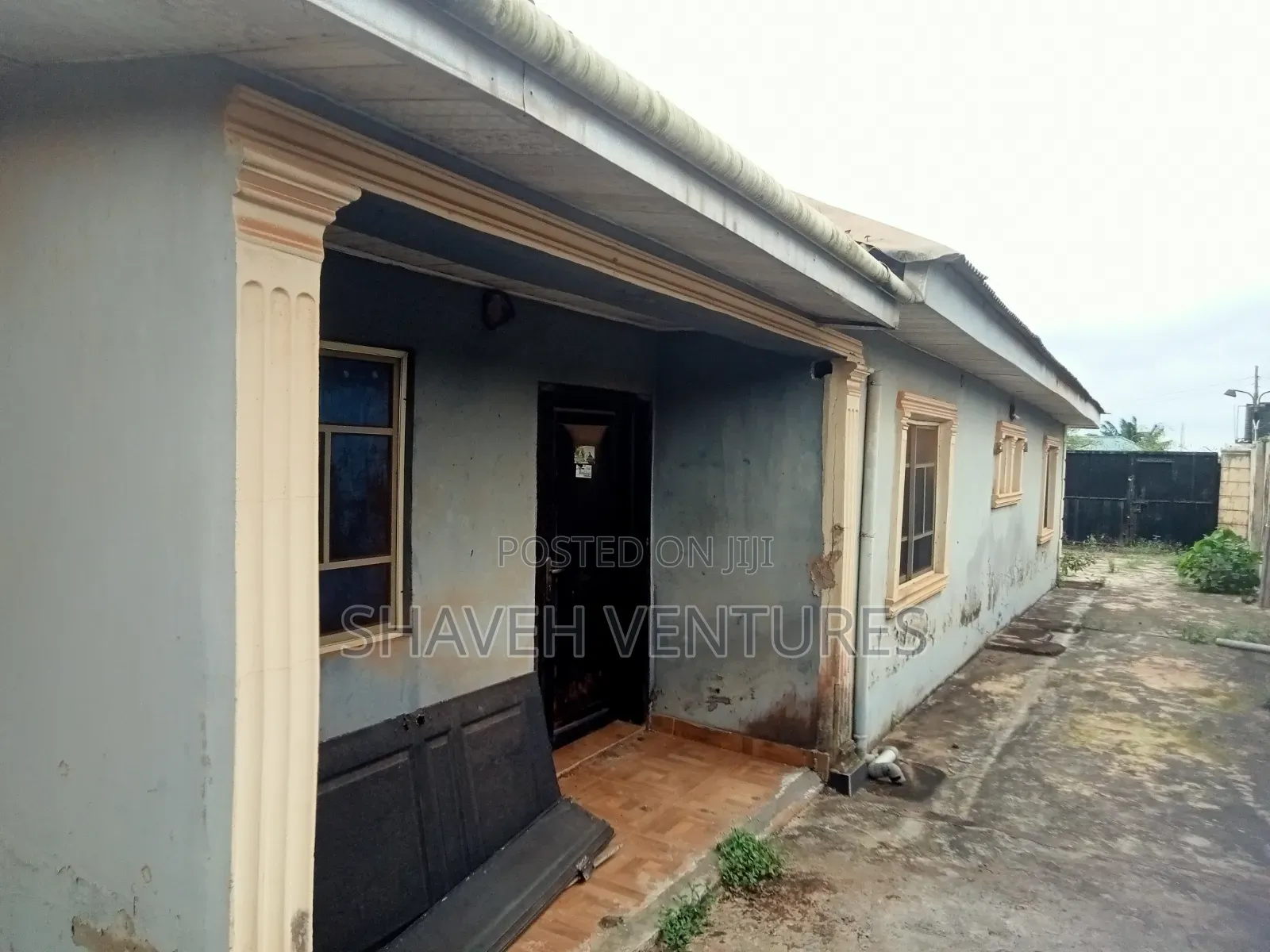 5bdrm Bungalow in Water Water Ado Ota for rent
