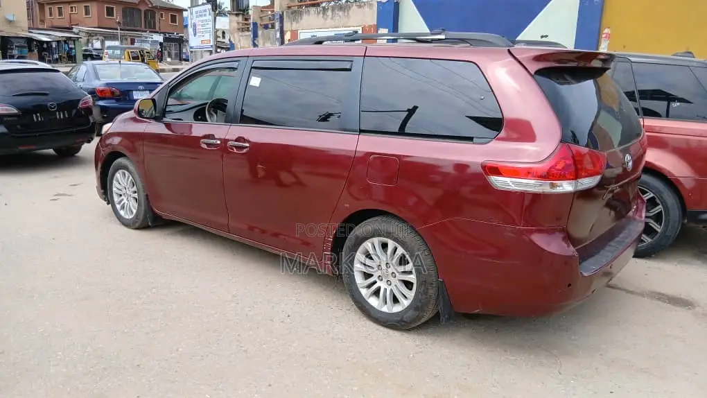 Toyota Sienna XLE FWD 8-Passenger 2013 Red
