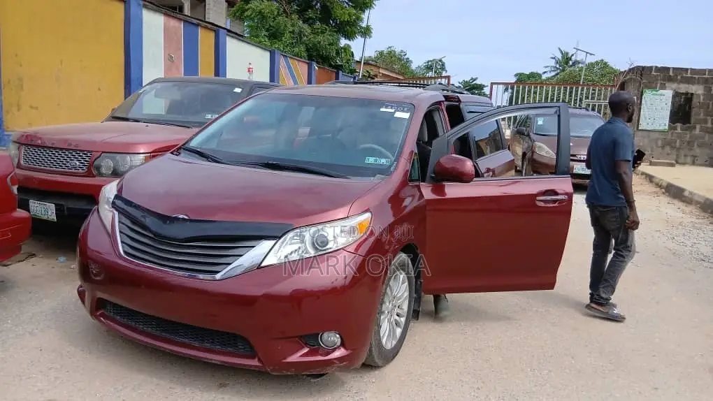 Toyota Sienna XLE FWD 8-Passenger 2013 Red