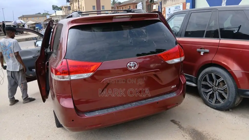 Toyota Sienna XLE FWD 8-Passenger 2013 Red