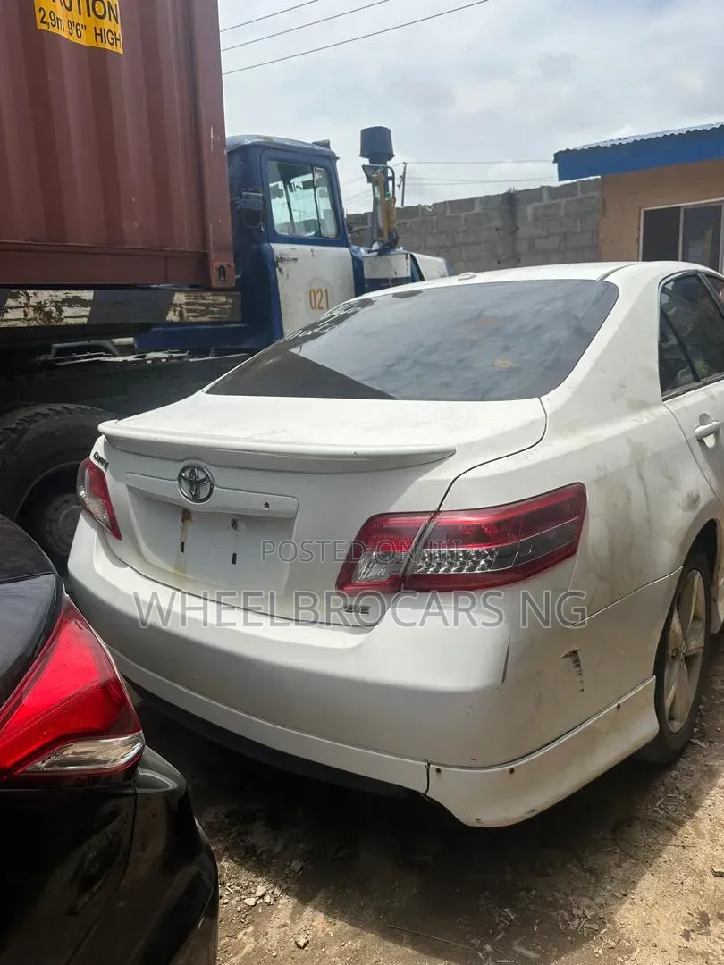 Toyota Camry SE 4dr Sedan (2.5L 4cyl 6A) 2011 White