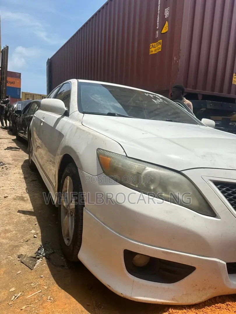 Toyota Camry SE 4dr Sedan (2.5L 4cyl 6A) 2011 White