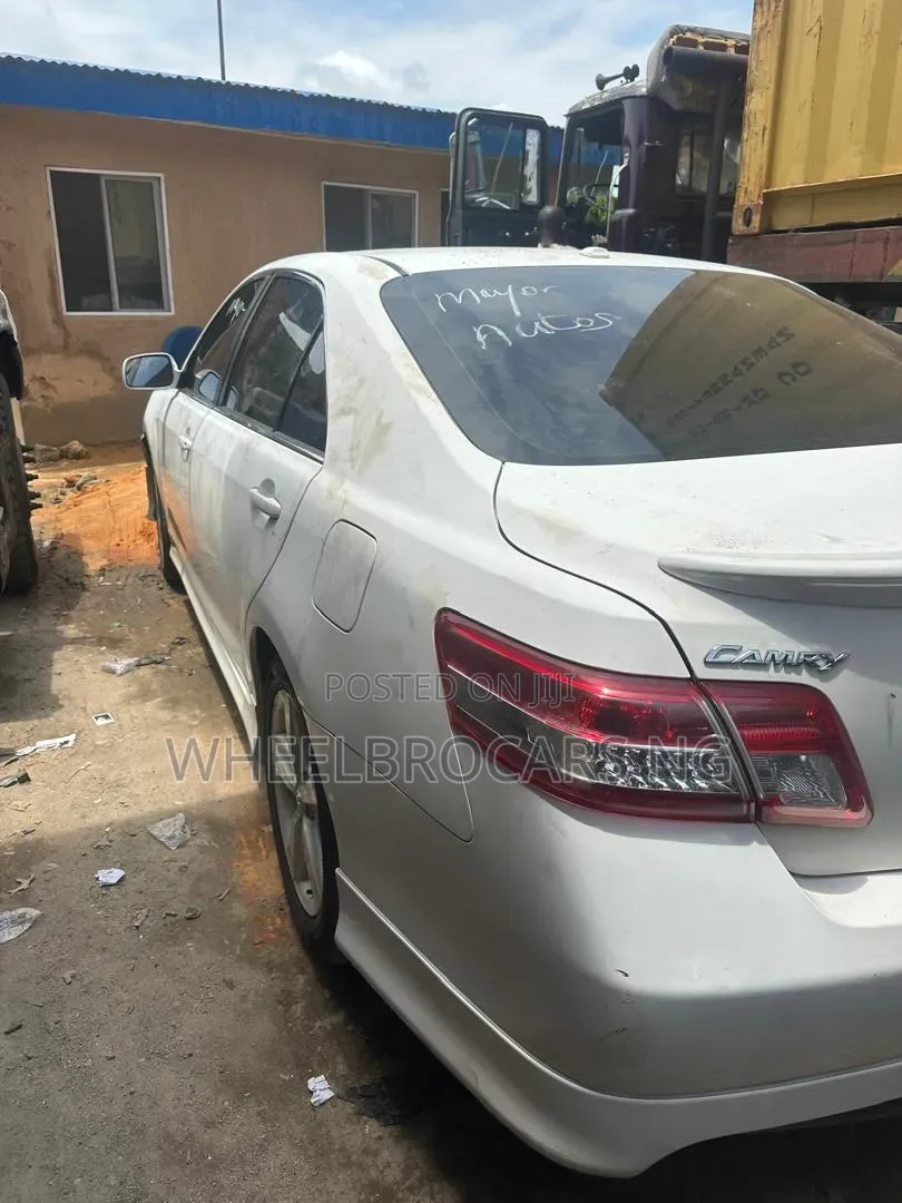 Toyota Camry SE 4dr Sedan (2.5L 4cyl 6A) 2011 White