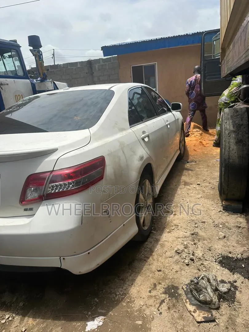 Toyota Camry SE 4dr Sedan (2.5L 4cyl 6A) 2011 White