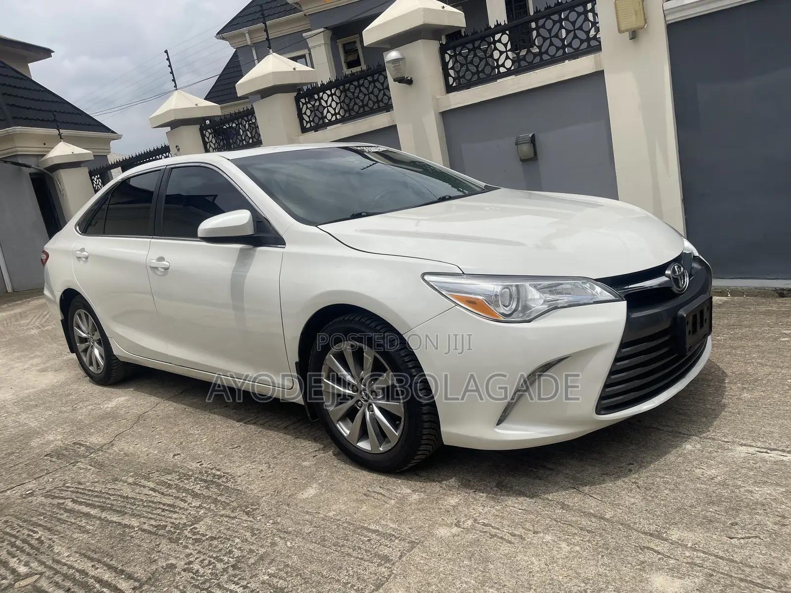 Toyota Camry XLE 4dr Sedan (2.5L 4cyl 6A) 2015 Off white