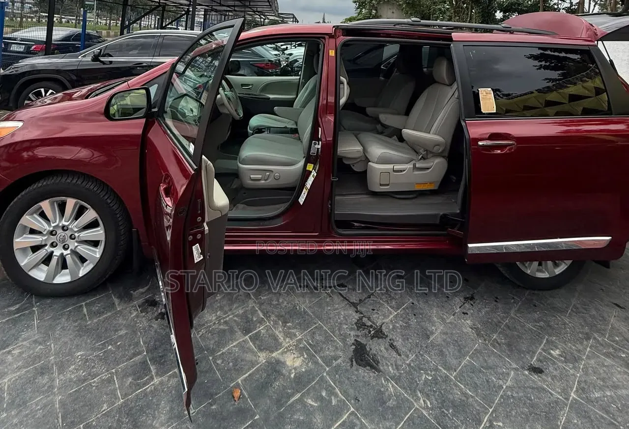 Toyota Sienna 2012 Red
