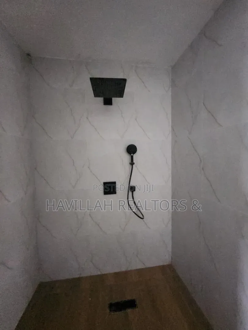 6bdrm Villa in Osapa london for sale