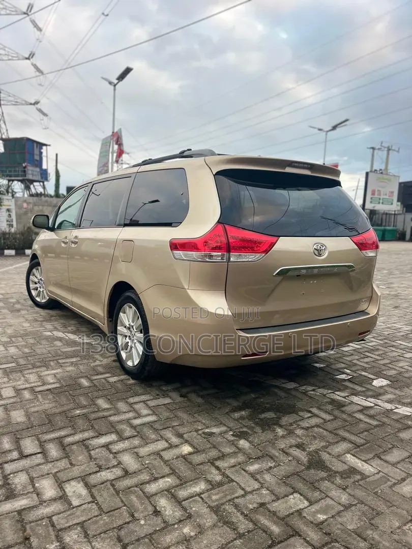 Toyota Sienna Limited 7-Passenger 4dr Minivan AWD (3.5L 6cyl 6A) 2014