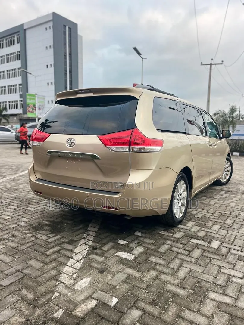 Toyota Sienna Limited 7-Passenger 4dr Minivan AWD (3.5L 6cyl 6A) 2014