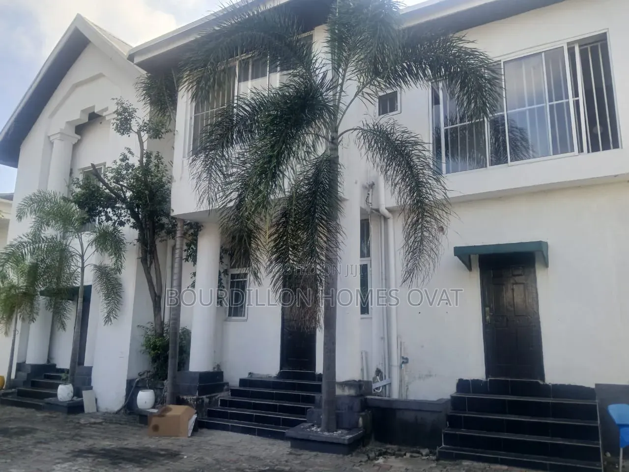 20bdrm House in Lekki Phase 1 for rent