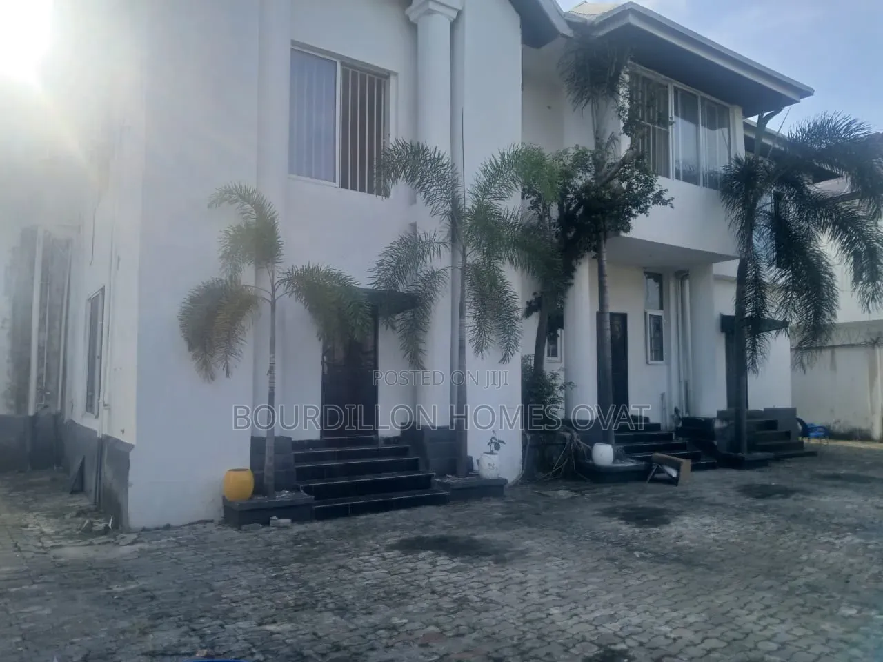 20bdrm House in Lekki Phase 1 for rent