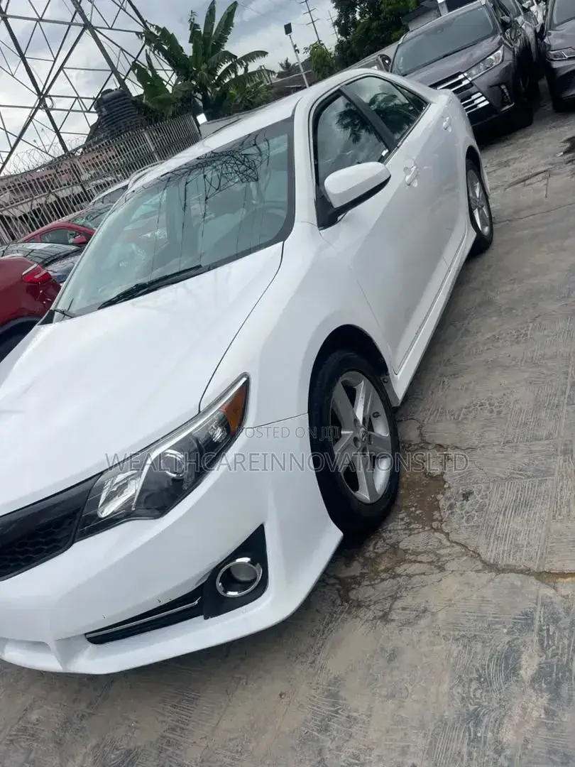 Toyota Camry SE 4dr Sedan (2.5L 4cyl 6A) 2012 White