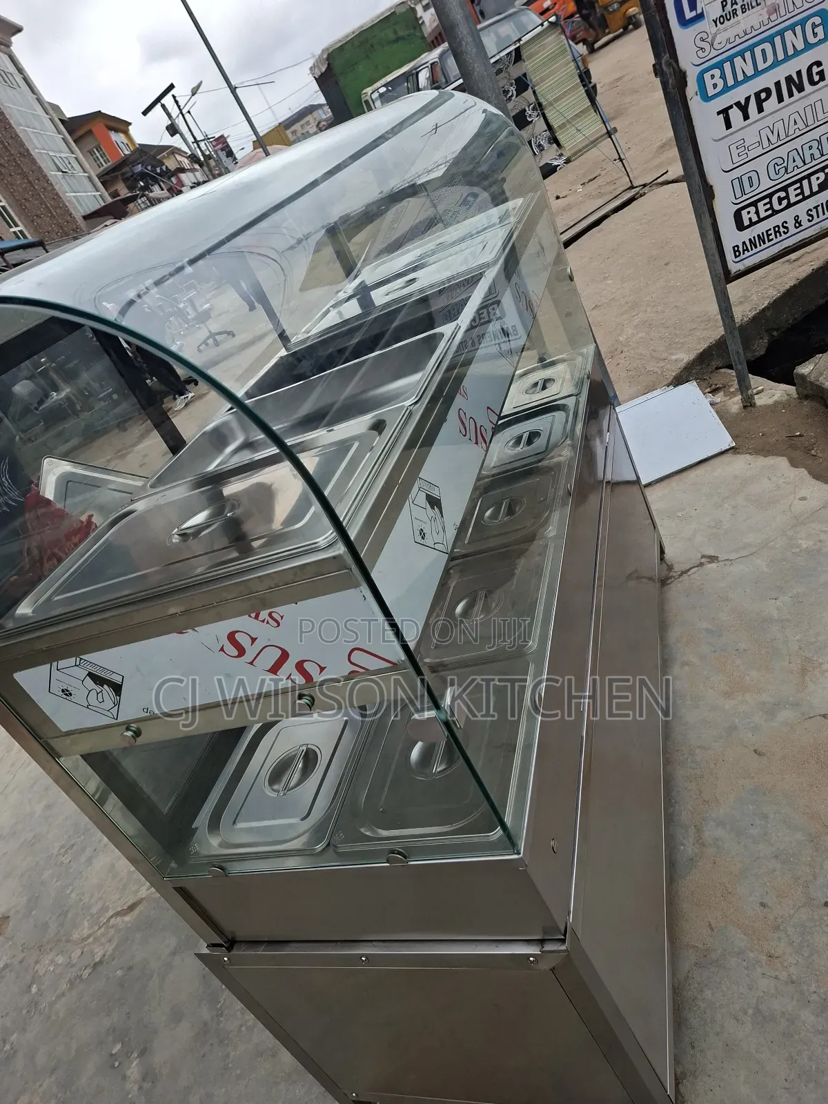 Foriegn Foodwaremer With Table
