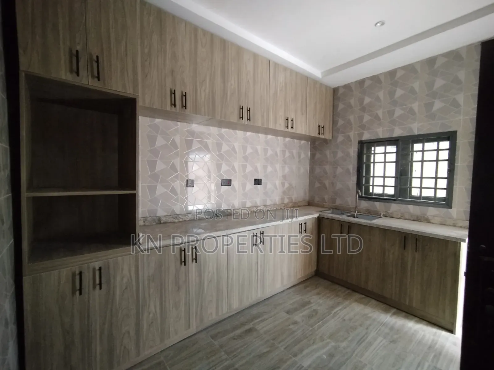 2bdrm Block of Flats in Airport Road, Sabon Lugbe for rent