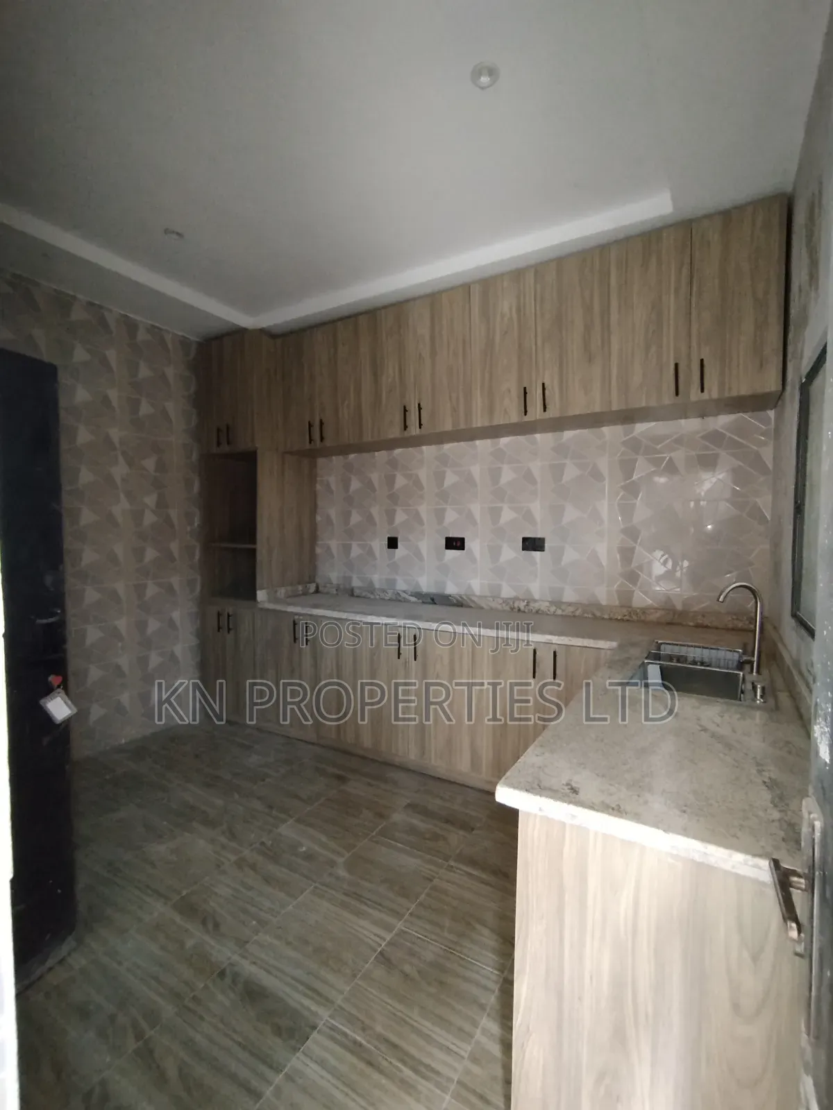 2bdrm Block of Flats in Airport Road, Sabon Lugbe for rent
