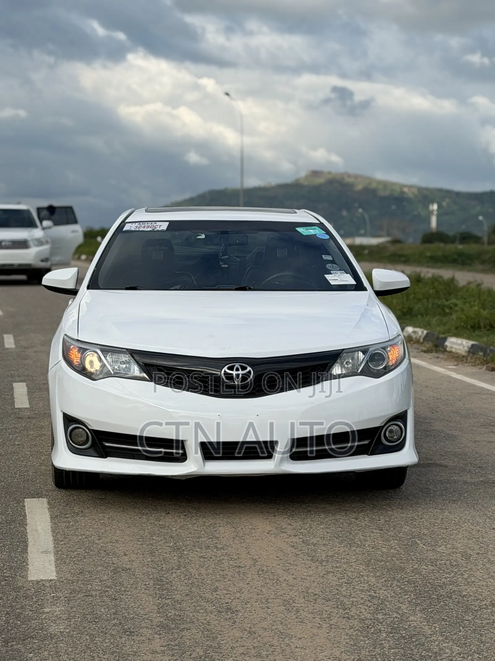 Toyota Camry SE 4dr Sedan (2.5L 4cyl 6A) 2013 White