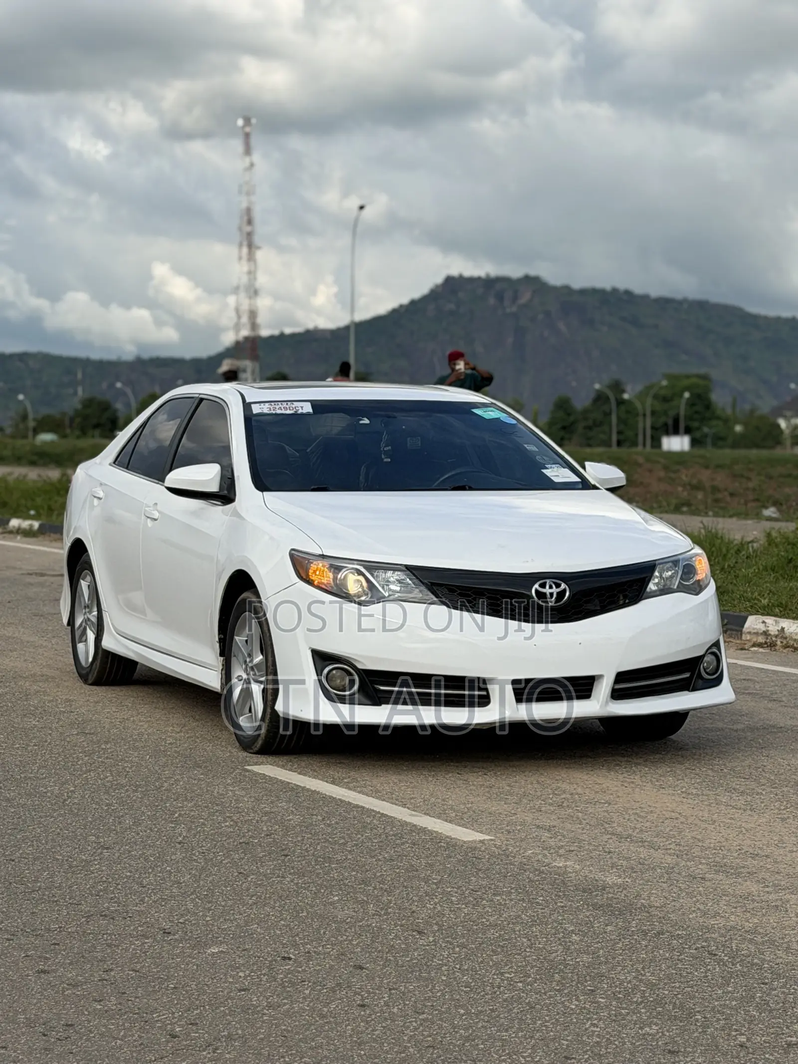 Toyota Camry SE 4dr Sedan (2.5L 4cyl 6A) 2013 White