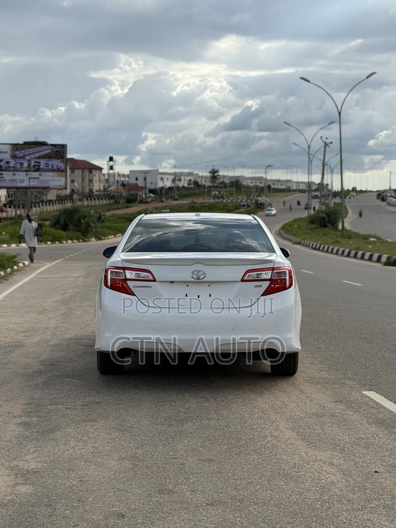 Toyota Camry SE 4dr Sedan (2.5L 4cyl 6A) 2013 White