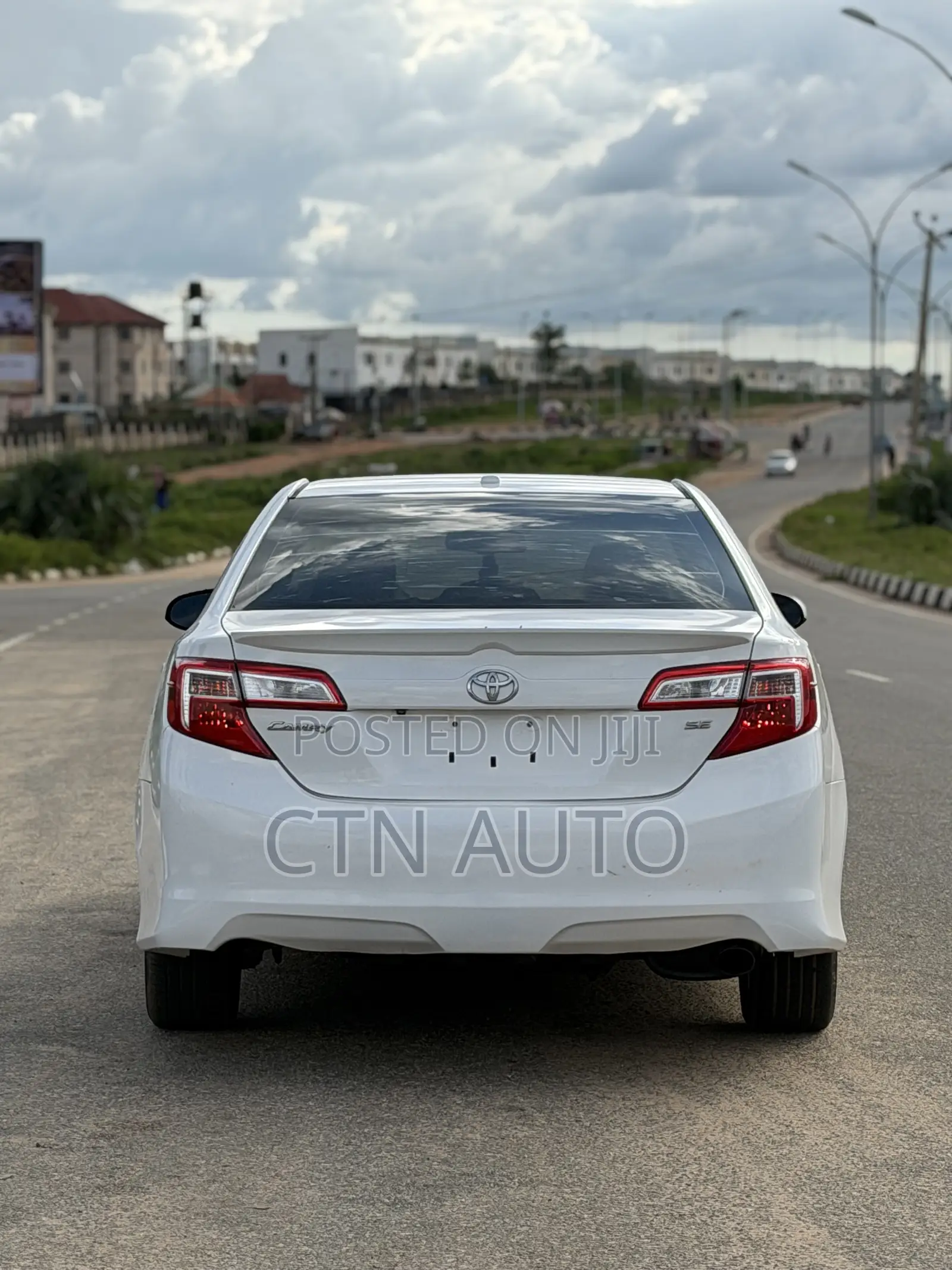 Toyota Camry SE 4dr Sedan (2.5L 4cyl 6A) 2013 White