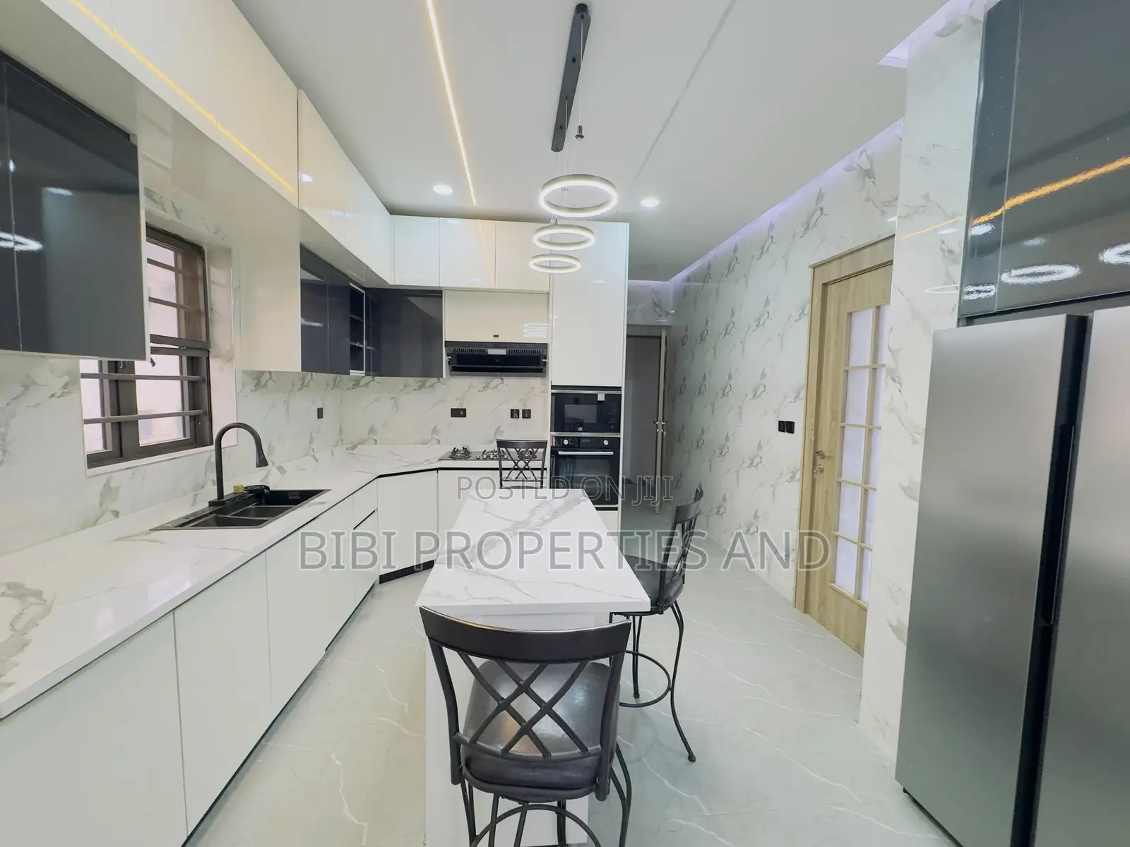 5bdrm Duplex in Guzape District for sale