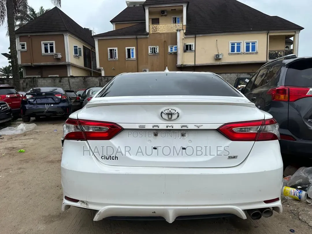 Toyota Camry SE Nightshade FWD 2020 White