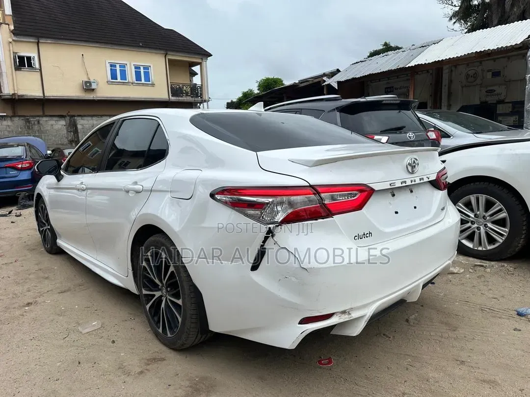 Toyota Camry SE Nightshade FWD 2020 White