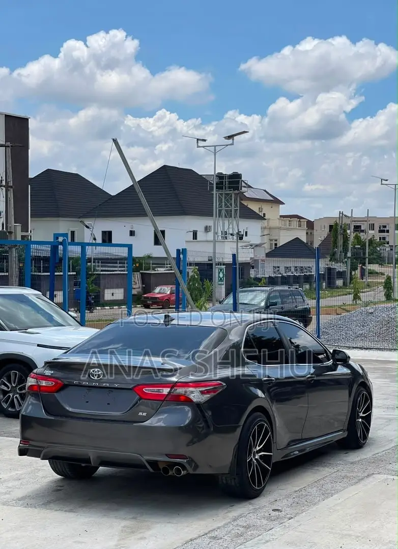 Toyota Camry SE FWD (2.5L 4cyl 8AM) 2018 Gray