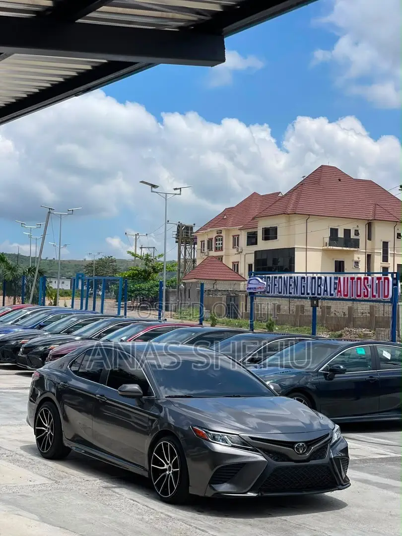 Toyota Camry SE FWD (2.5L 4cyl 8AM) 2018 Gray