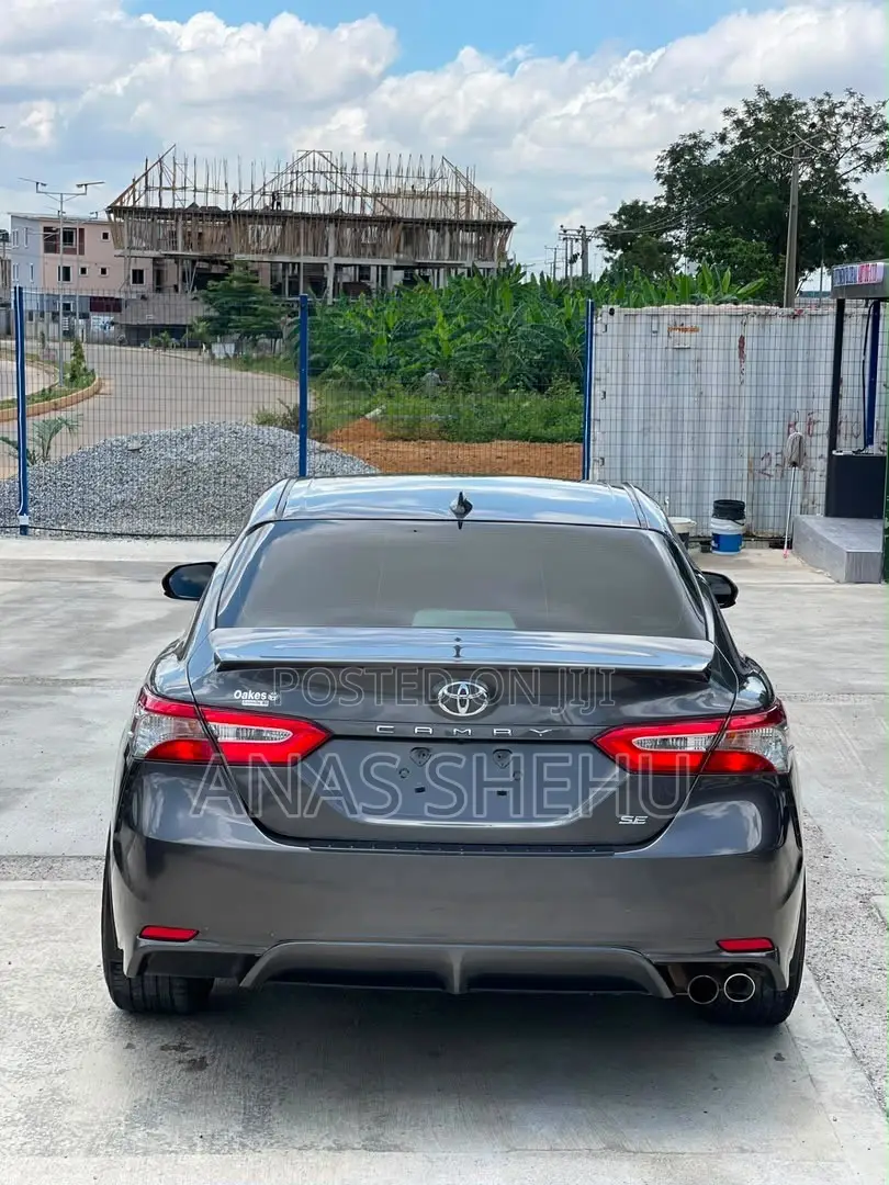 Toyota Camry SE FWD (2.5L 4cyl 8AM) 2018 Gray