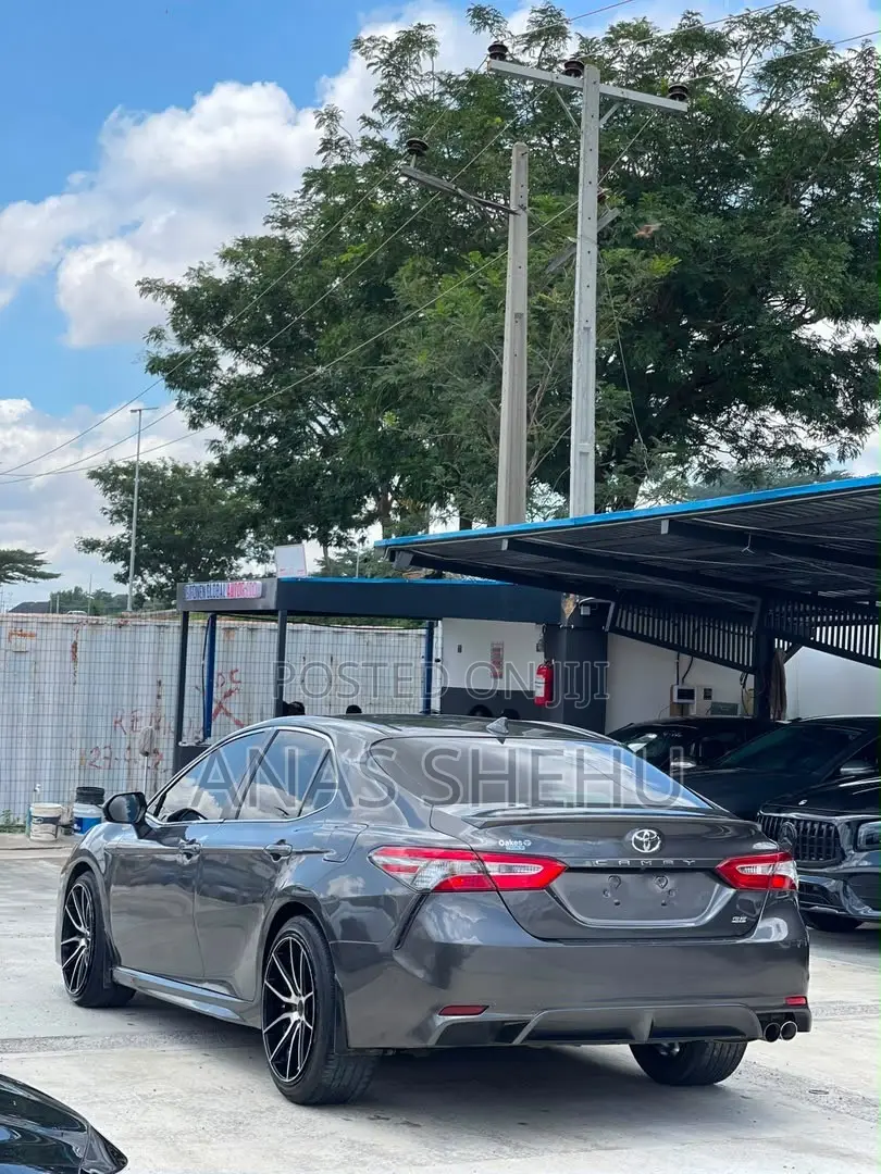 Toyota Camry SE FWD (2.5L 4cyl 8AM) 2018 Gray