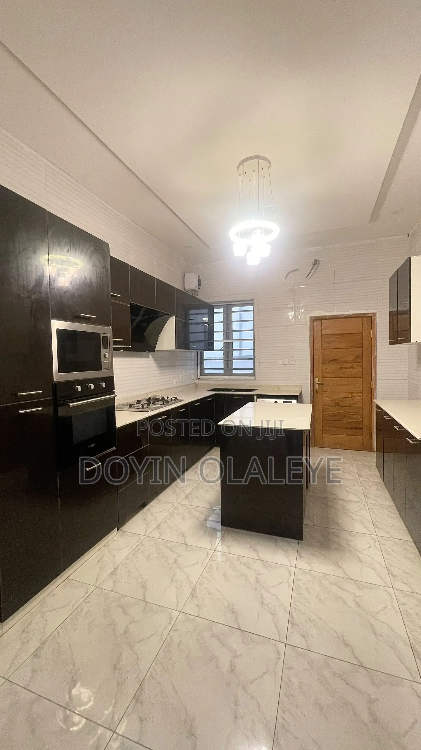5bdrm Duplex in Chevron for sale
