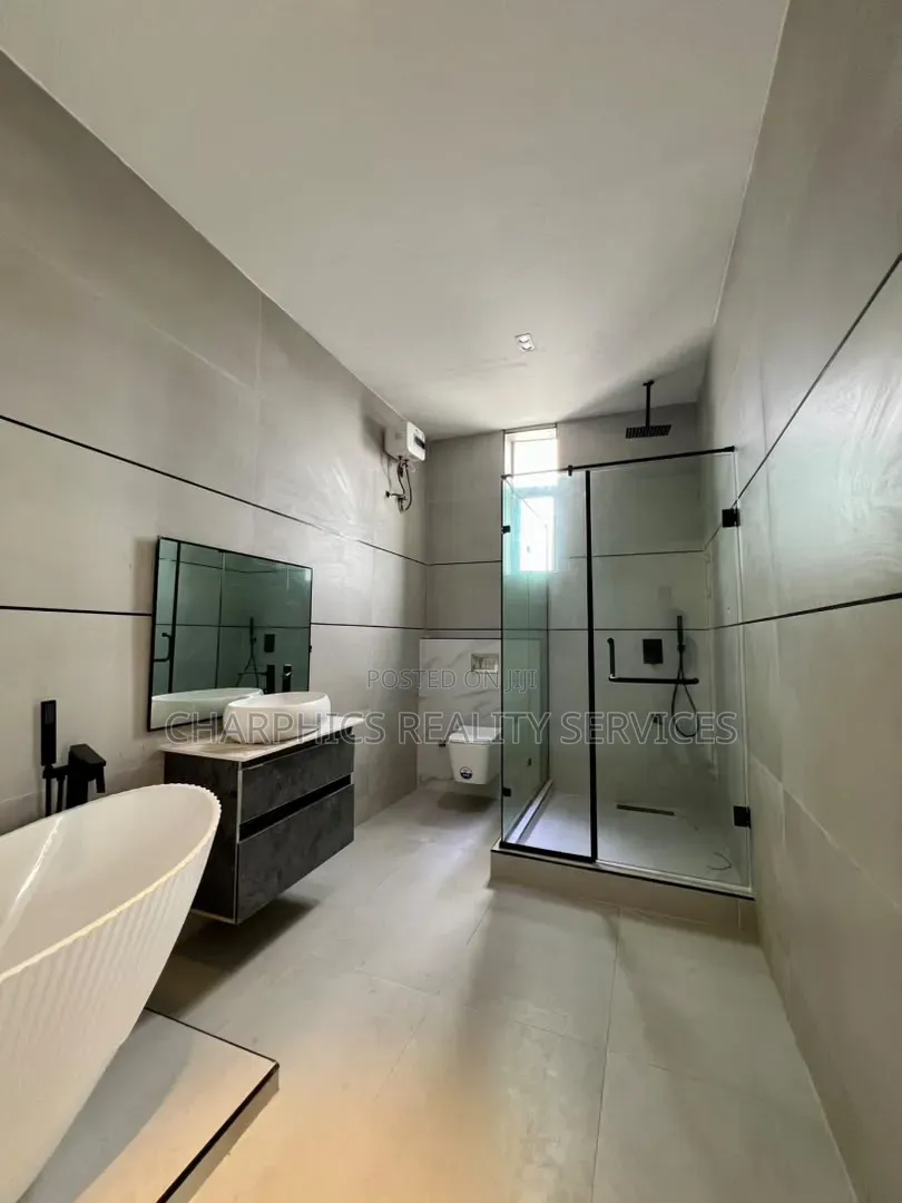 5bdrm Duplex in Lekki Phase 2 for sale