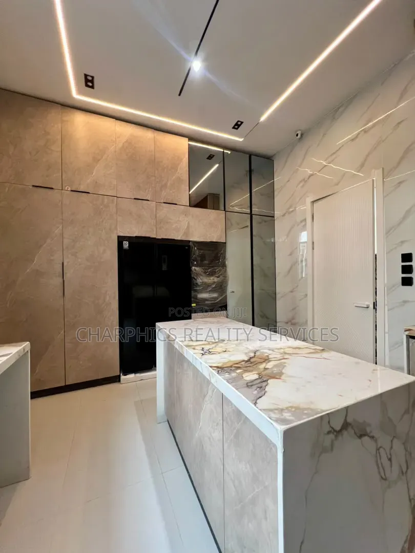 5bdrm Duplex in Lekki Phase 2 for sale