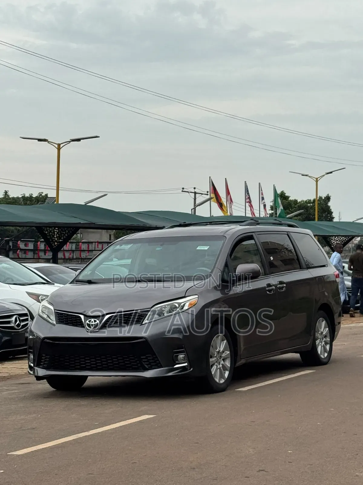 Toyota Sienna XLE 7-Passenger 4dr Minivan AWD (3.5L 6cyl 6A) 2014 Gray