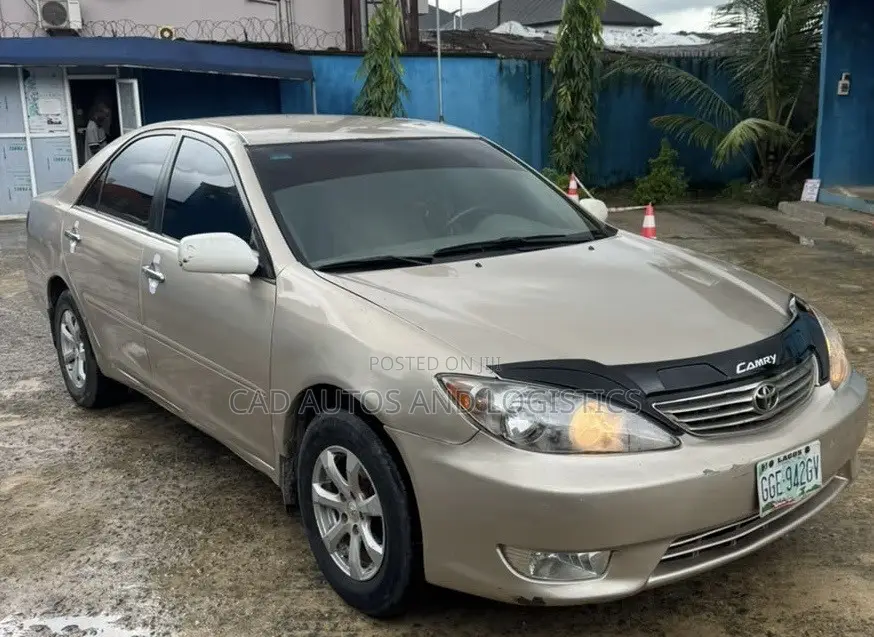 Toyota Camry LE 4dr Sedan (2.4L 4cyl 5A) 2005 Gold