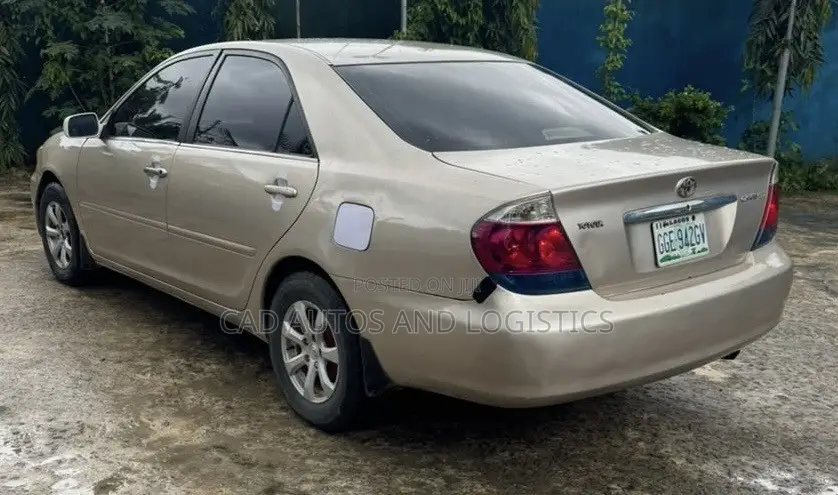 Toyota Camry LE 4dr Sedan (2.4L 4cyl 5A) 2005 Gold