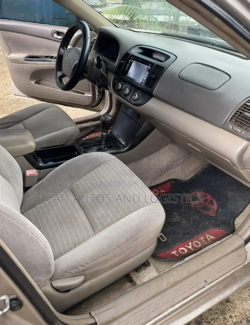 Toyota Camry LE 4dr Sedan (2.4L 4cyl 5A) 2005 Gold