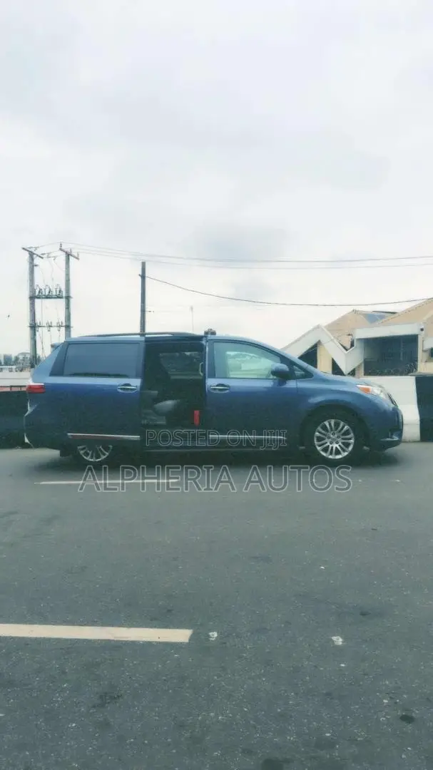 Toyota Sienna XLE 8 Passenger (3.5L 6cyl 6A) 2016 Blue