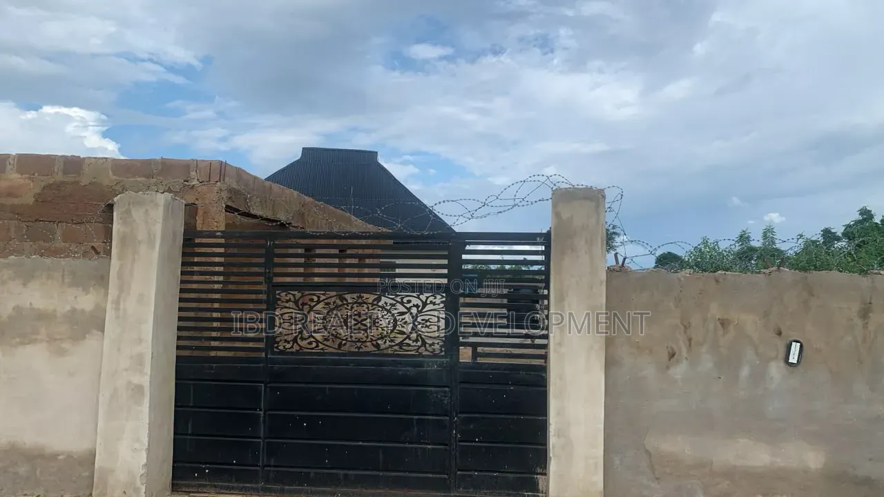 3bdrm Room & Parlour in Moro for sale
