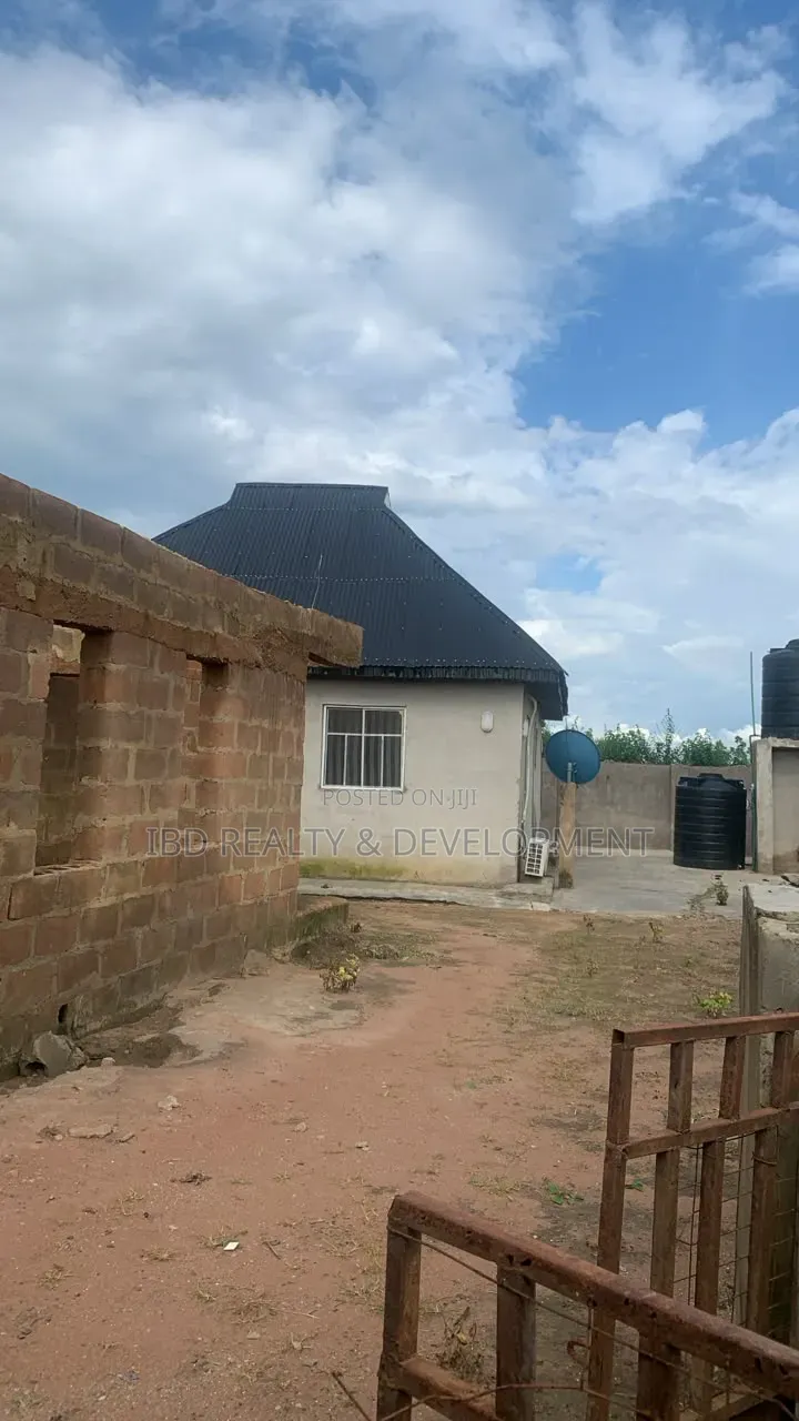 3bdrm Room & Parlour in Moro for sale
