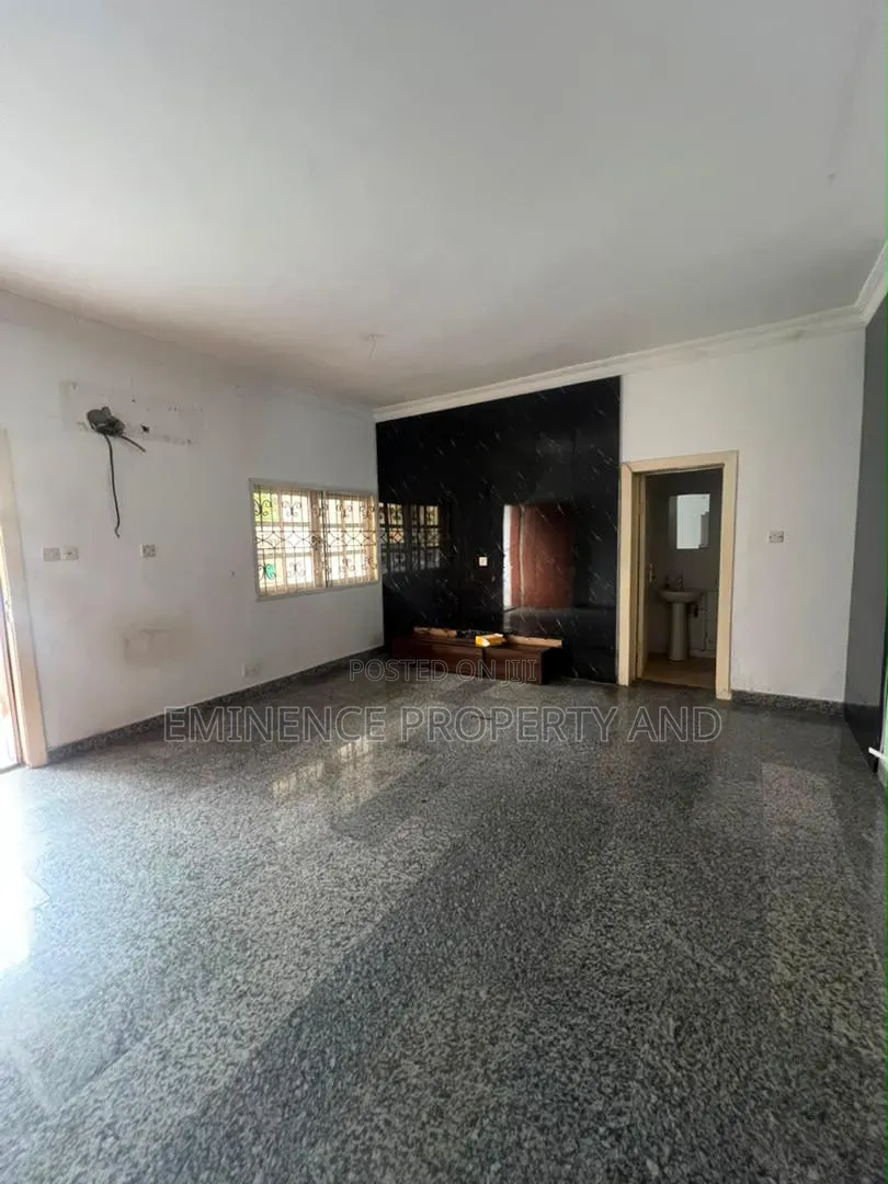3bdrm Apartment in Lekki Phase 1 for rent
