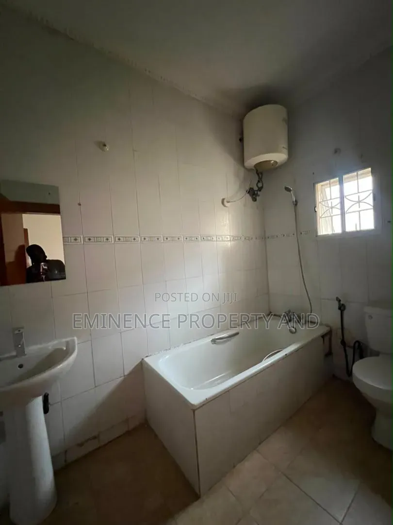 3bdrm Apartment in Lekki Phase 1 for rent
