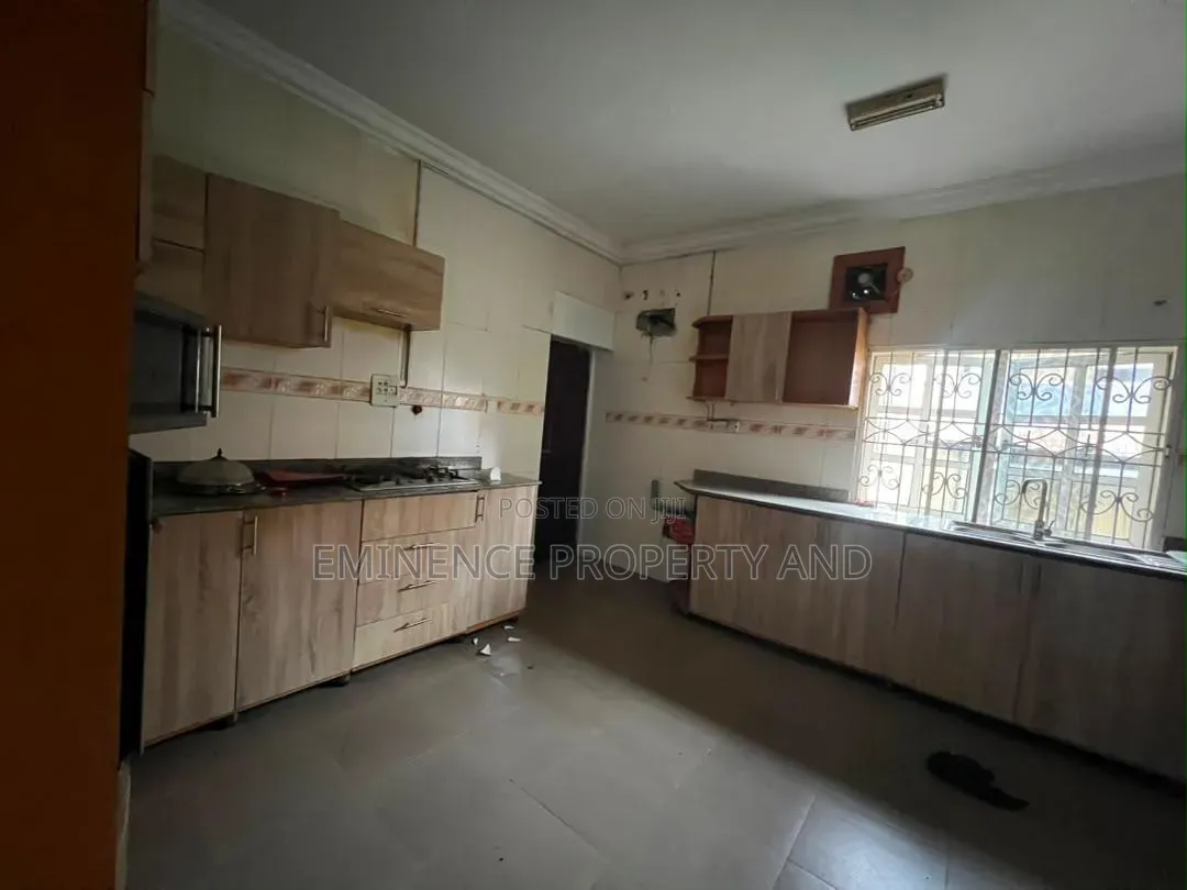 3bdrm Apartment in Lekki Phase 1 for rent